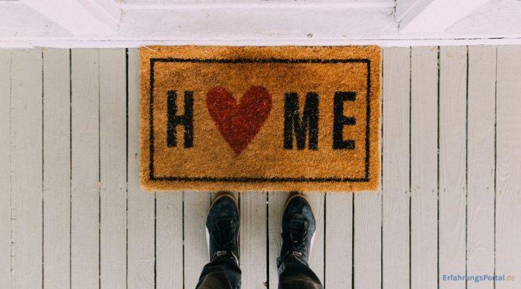 Mann steht vor einer Fußmatte