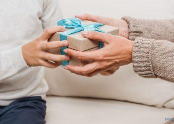 Es wird eine kleine Geschenkbox überreicht