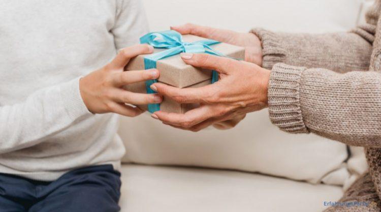 Es wird eine kleine Geschenkbox überreicht