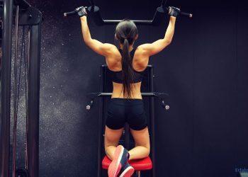 Frau beim Training im Gym