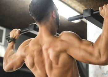 Mann macht Klimmzüge