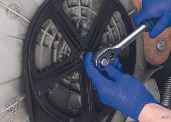 Handwerker repariert etwas