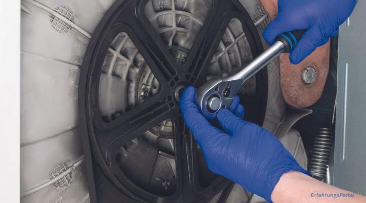 Handwerker repariert etwas