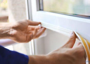 Fensterdichtung werden auf die Außenseite eines Fensters angebracht