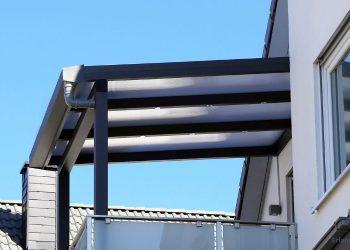Vordach über einem Balkon