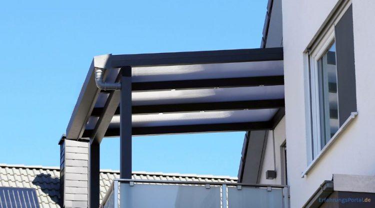 Vordach über einem Balkon