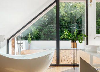 Badezimmer mit Bodentiefen Fenstern