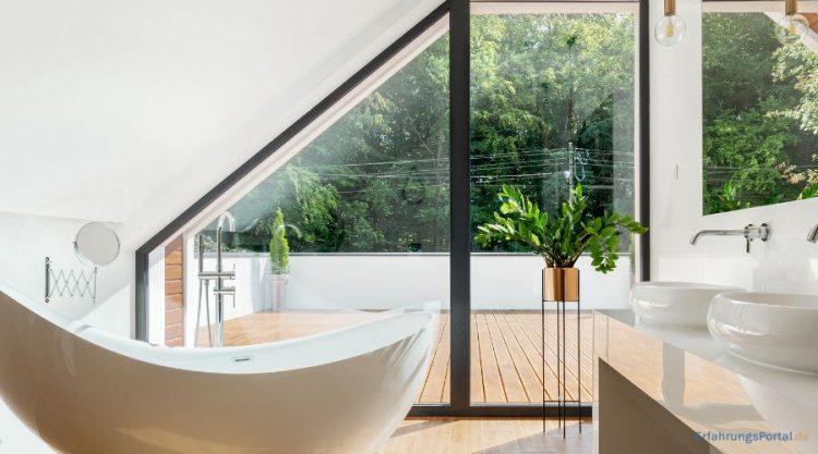 Badezimmer mit Bodentiefen Fenstern