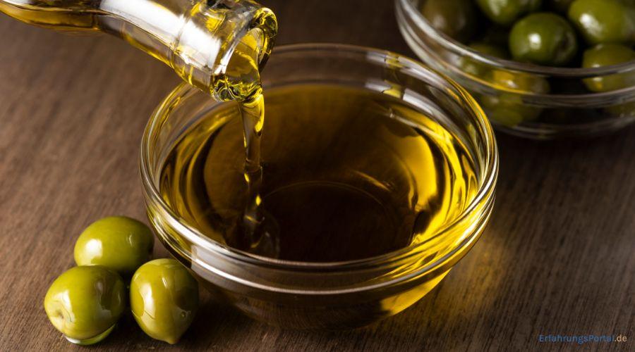 Olivenöl wird in ein Schälchen gegossen