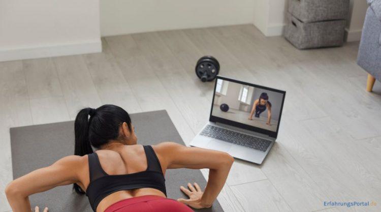 Frau macht mithilfe eines Videos ein Homeworkout