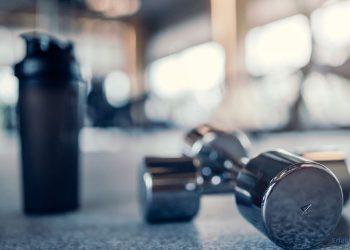 Kurzhanteln und Trinkflasche