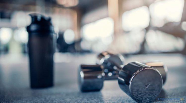 Kurzhanteln und Trinkflasche