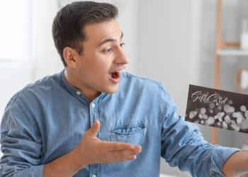 Ein Mann freut sich über sein Geschenkgutschein