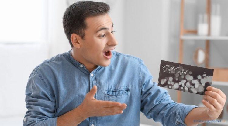 Ein Mann freut sich über sein Geschenkgutschein