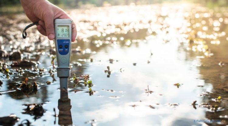 Messgerät wird ins Wasser gehalten