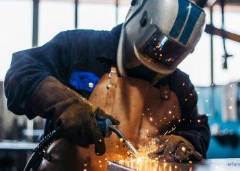 Schweißer mit Schutzausrüstung beim schweißen