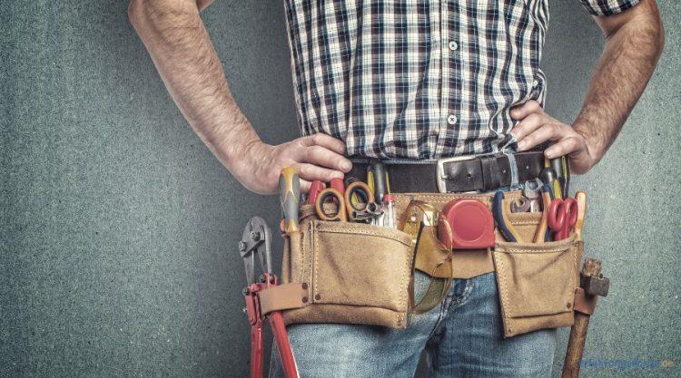 Handwerker mit einem Gerätegürtel