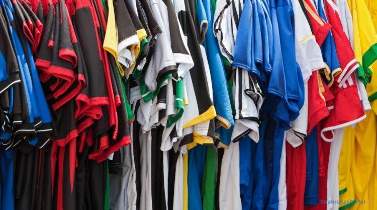 Fantrikots von Fußballmanschaft