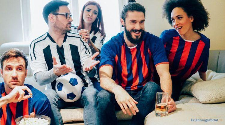 Freundesgruppe schaut zusammen Fußball