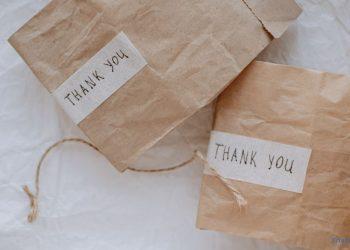 Papiertüten mit Aufkleber