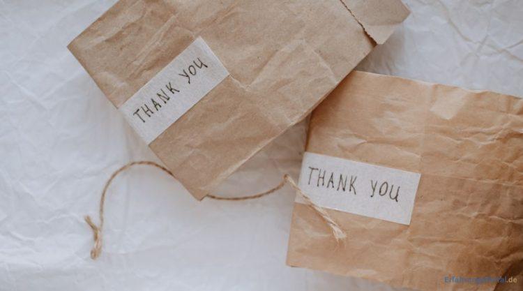 Papiertüten mit Aufkleber