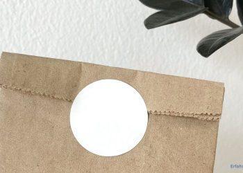 Aufkleber auf einer Papiertüte