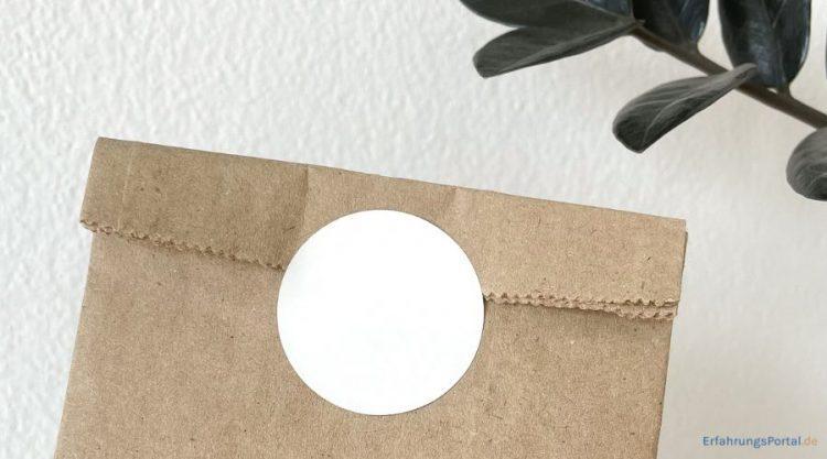 Aufkleber auf einer Papiertüte