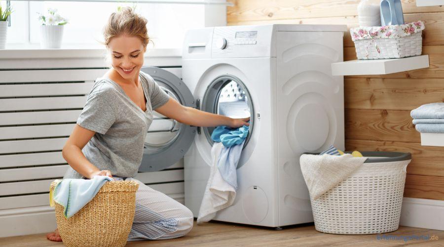 Frau legt dreckige Wäsche in die Waschmaschine