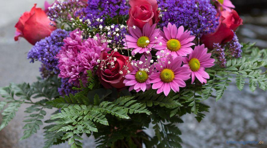 Blumenstrauß mit lila und rosa Blumen