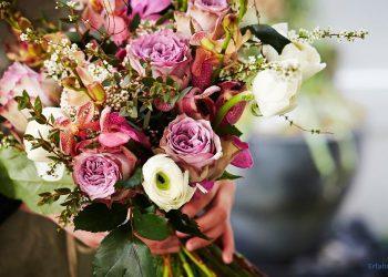 Blumenstrauß aus lila und weißen Blumen