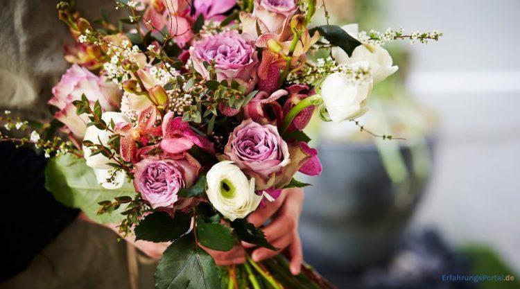 Blumenstrauß aus lila und weißen Blumen