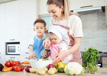 Frau macht mit Kindern einen Salat