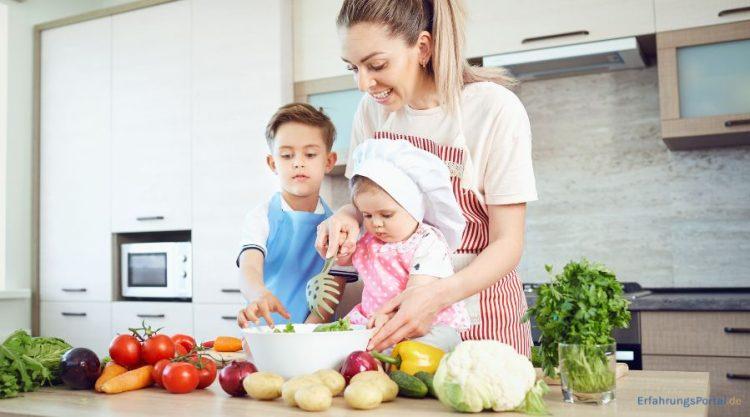 Frau macht mit Kindern einen Salat
