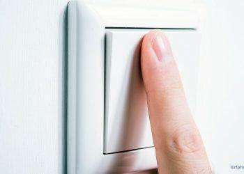 weißer Lichtschalter wird betätigt