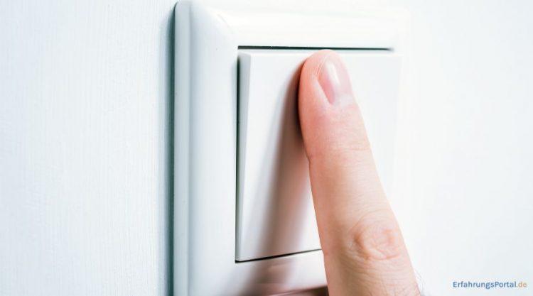 weißer Lichtschalter wird betätigt