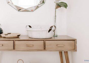 Modernes Sideboard mit minimalistischer Deko