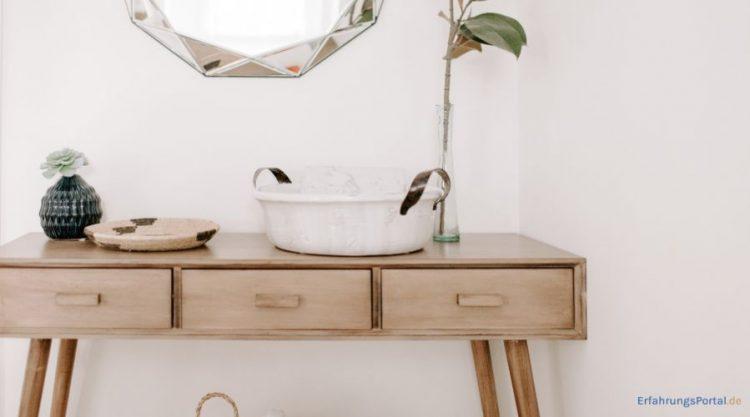 Modernes Sideboard mit minimalistischer Deko