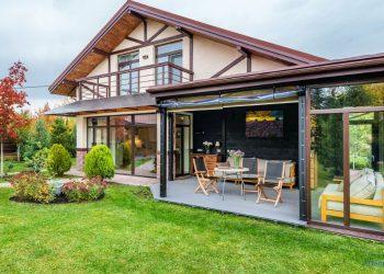 Glasschiebetüren an überdachten Außenbereich