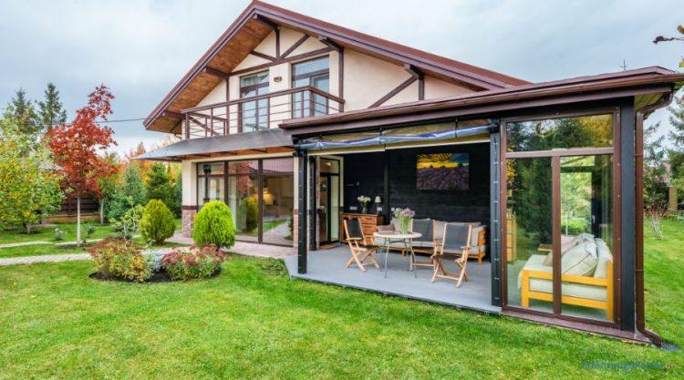 Glasschiebetüren an überdachten Außenbereich