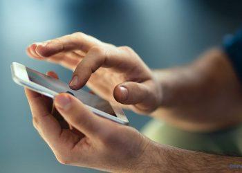 Mann tippt auf seinem Smartphone