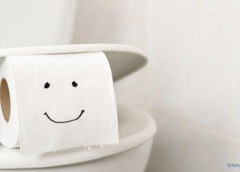 Toilettenbrille mit Toilettenpapier