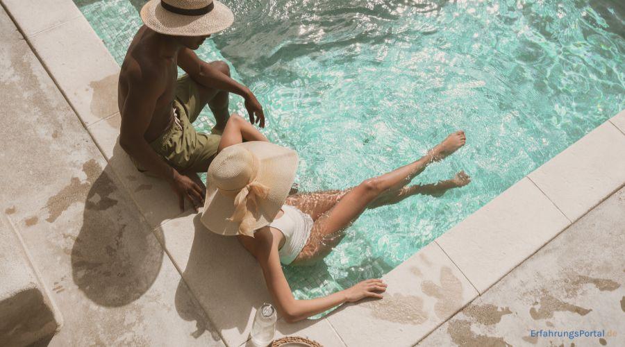 Mann und Frau entspannen am Pool