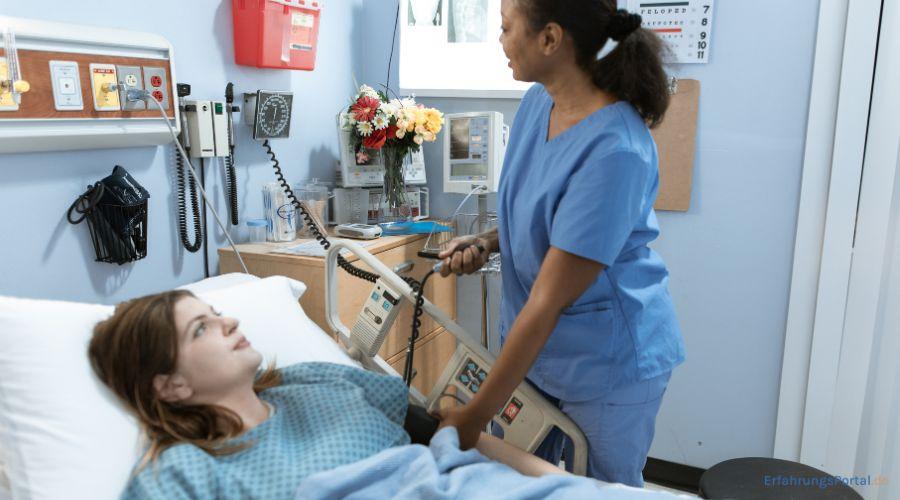 Krankenschwester misst den Blutdruck bei einer Patientin, die im Pflegebett liegt.