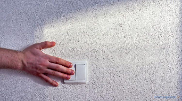 Doppellichtschalter wird gedrückt