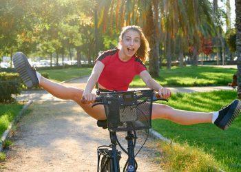 Jugendliche fährt Fahrrad