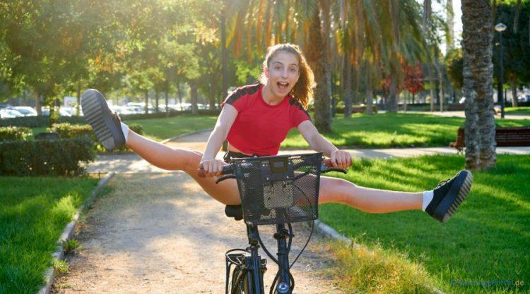 Jugendliche fährt Fahrrad