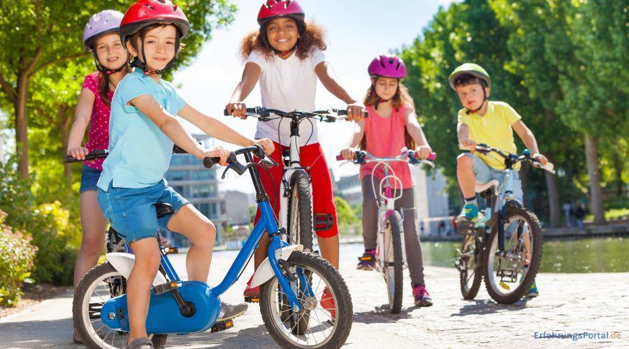 Kinder fahren Fahrrad