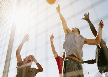 Männer spielen Volleyball
