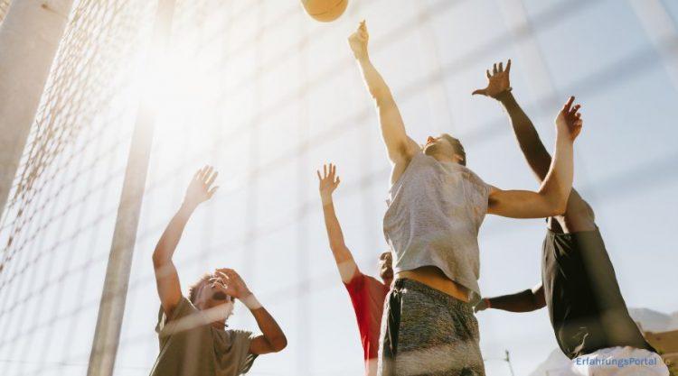 Männer spielen Volleyball