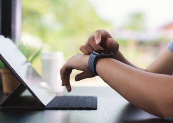 Tablet mit Tastatur und Smartwatch